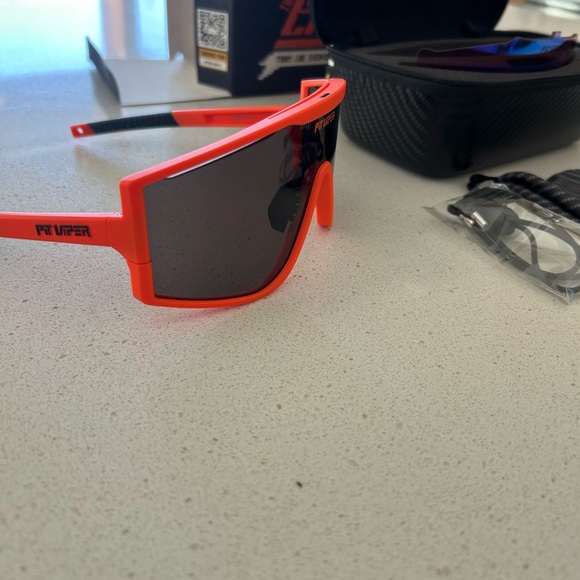 Pit Viper Bold Sunglasses with Case - Picture 3 of 6